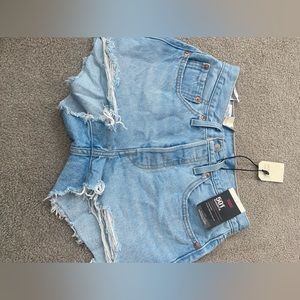 Women’s Levi shorts size 26, new with tags